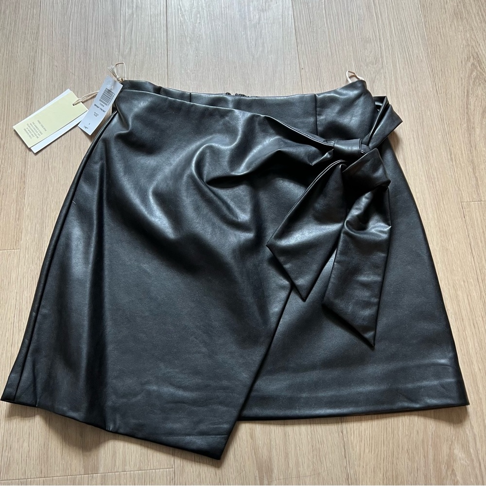 Aritizia Wilfred Black Wrap Front Skirt - Picture 2 of 4
